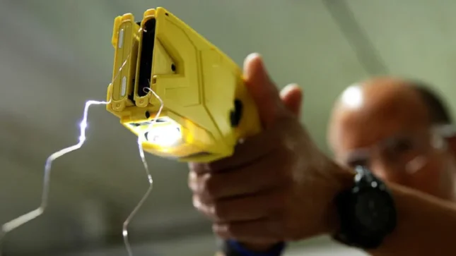 Aprobaron el uso de la taser en Río Negro: ¿cómo funciona esta arma no letal?