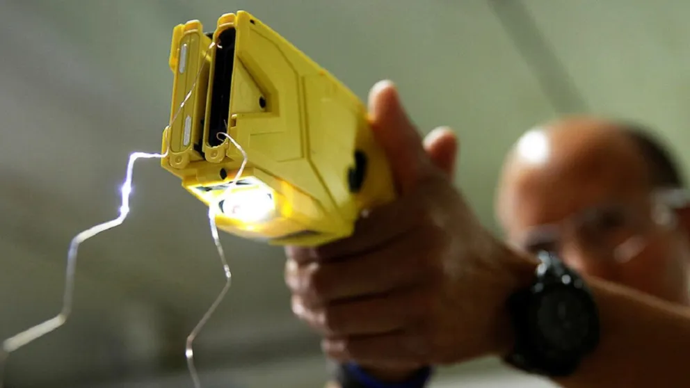Aprobaron el uso de la taser en Río Negro: ¿cómo funciona esta arma no letal?