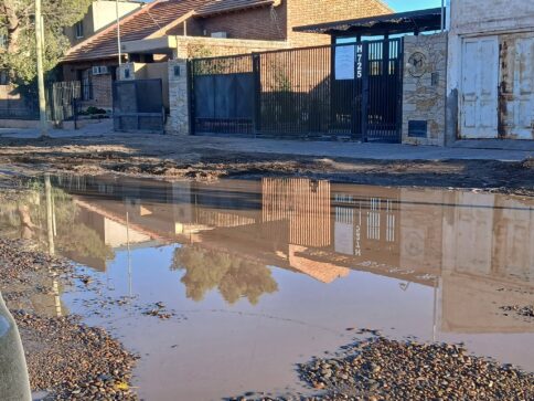 Se cansó del barro, del agua, de las cloacas y lo publicó en redes..