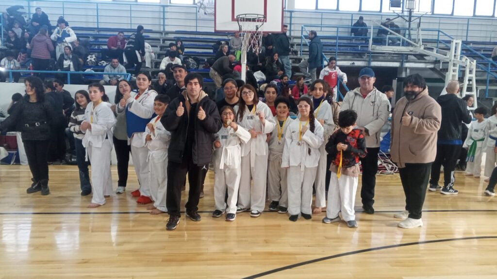 La Escuela Municipal de Taekwondo brilló en Cipolletti con 10 medallas de oro en el 1º Open Kids