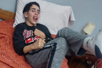 Catriel: Una madre lucha contra el tiempo para devolverle la calidad de vida a su hijo: «Jesús puede recuperar hasta un 80%, pero necesitamos ayuda»