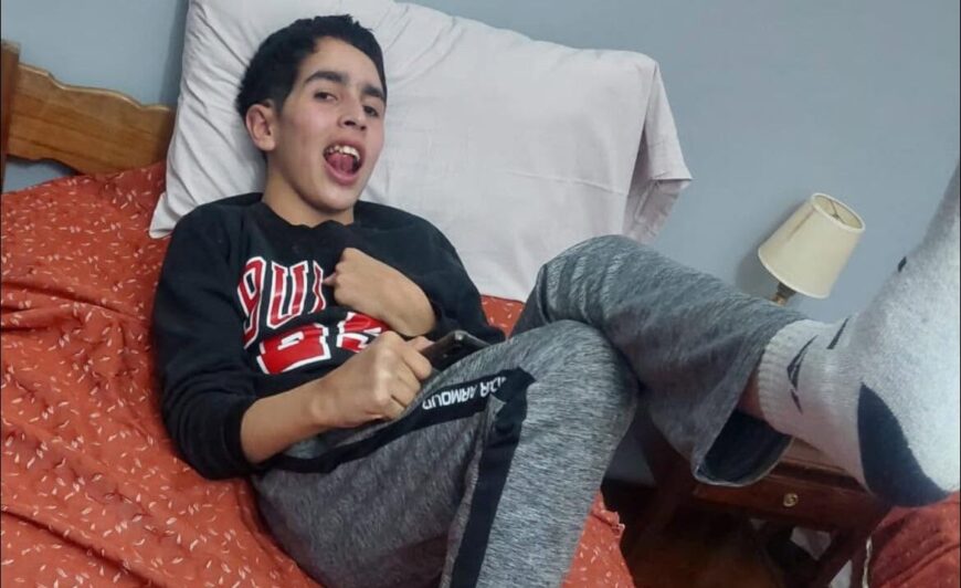 Catriel: Una madre lucha contra el tiempo para devolverle la calidad de vida a su hijo: «Jesús puede recuperar hasta un 80%, pero necesitamos ayuda»