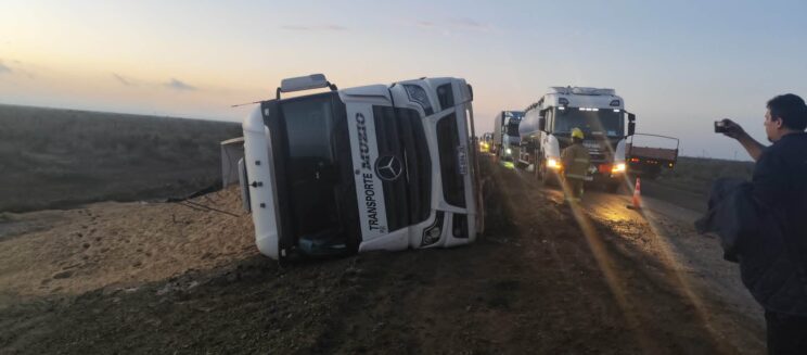 Catriel: otro accidente en la Ruta 151. Camionero esquivó un pozo y volcó