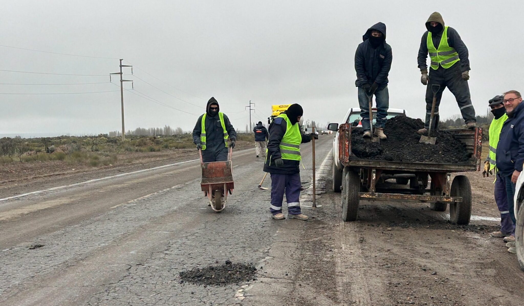 Ruta 151: Municipio de Catriel realiza tareas de bacheo