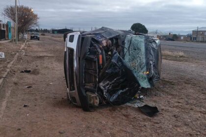 Madrugada accidentada en 25 de Mayo: una camioneta protagonizó un violento vuelco