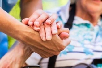 Cuidado de personas mayores: cómo anotarse en este curso con rápida salida laboral