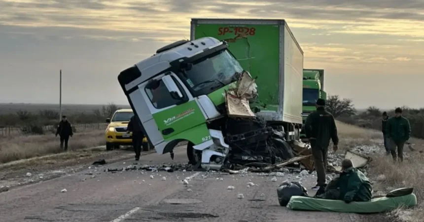Fuerte choque entre dos camiones a la altura de Lihué Calel