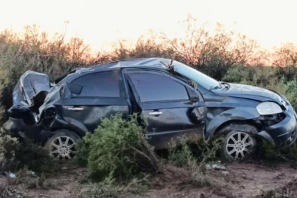 Catriel: una mujer policía volcó cerca de Catriel. Sufrió heridas leves