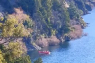 Un auto cayó al lago Lácar y hubo un amplio operativo de rescate