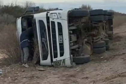 Catriel: camión con arena para Vaca Muerta volcó cerca de Peñas Blancas