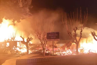 Catriel: Incendio consumió un antiguo edificio municipal. Las perdidas fueron totales