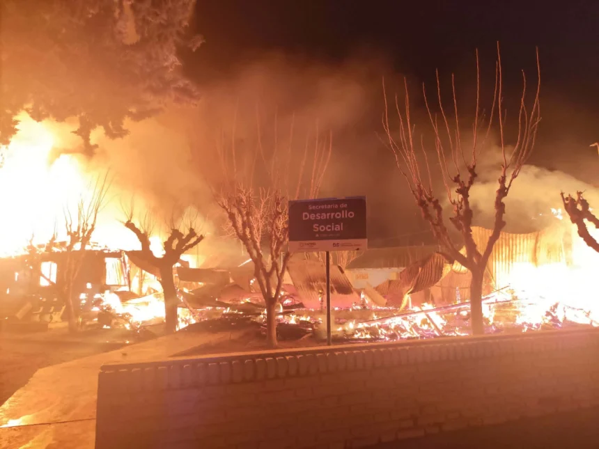 Catriel: Incendio consumió un antiguo edificio municipal. Las perdidas fueron totales