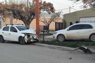 Catriel: conducía alcoholizado y chocó a un auto estacionado. Daños materiales