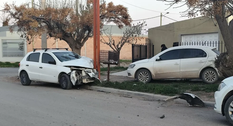 Catriel: conducía alcoholizado y chocó a un auto estacionado. Daños materiales