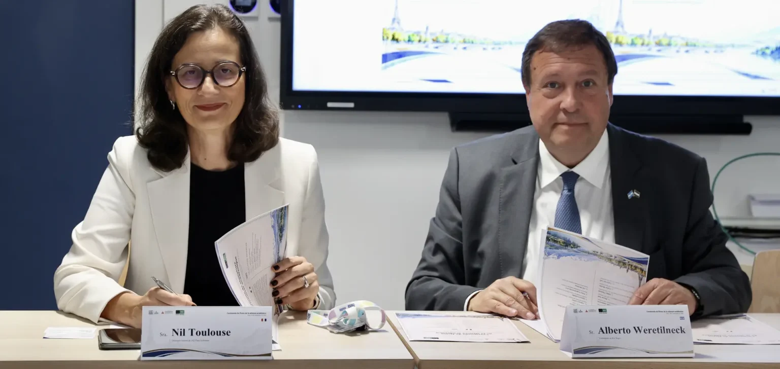 Weretilneck firmó un convenio en Francia para planificar el desarrollo urbano de Río Negro