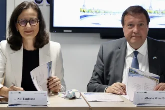 Weretilneck firmó un convenio en Francia para planificar el desarrollo urbano de Río Negro