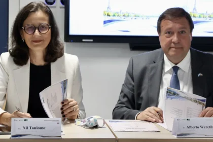 Weretilneck firmó un convenio en Francia para planificar el desarrollo urbano de Río Negro