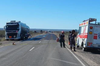 Ruta 151 cortada por choque entre camiones y derrame de combustible. No hubo heridos