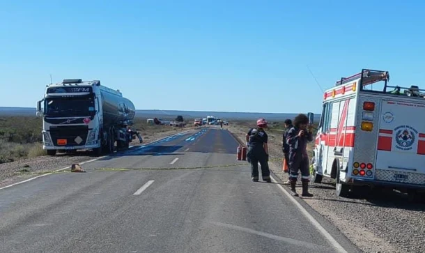 Ruta 151 cortada por choque entre camiones y derrame de combustible. No hubo heridos