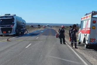 Ruta 151 cortada por choque entre camiones y derrame de combustible. No hubo heridos