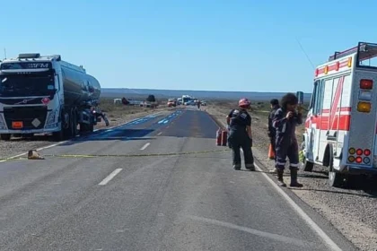 Ruta 151 cortada por choque entre camiones y derrame de combustible. No hubo heridos