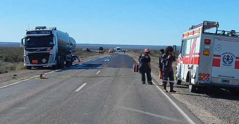 Ruta 151 cortada por choque entre camiones y derrame de combustible. No hubo heridos