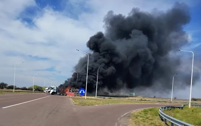 (Video) Otro choque de camiones, ahora en el cruce de las rutas 35 y 18 (La Pampa)