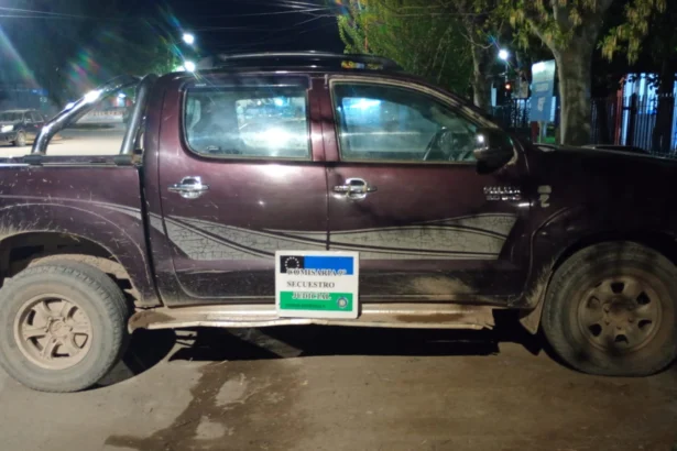 (Video) Catriel: chocó a un ciclista, se fugó, tenía la licencia vencida y la camioneta con pedido de secuestro