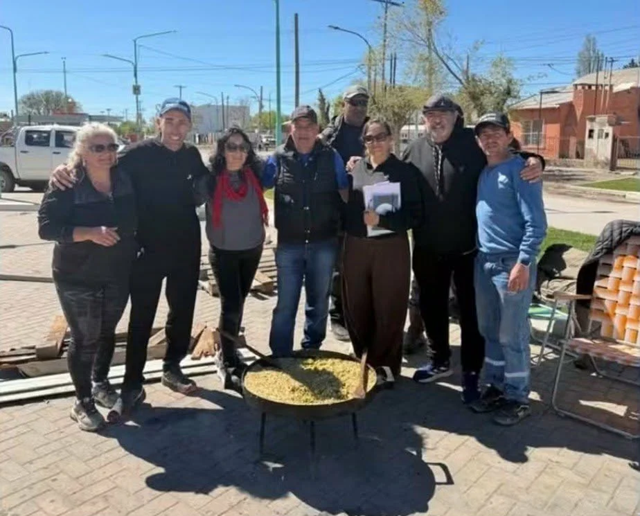 Catriel: municipales siguen con olla popular denuncian a la titular de Recursos Humanos