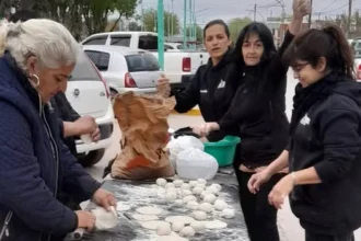 Catriel: municipales reclaman frente al municipio. «No llegamos a fin de mes»