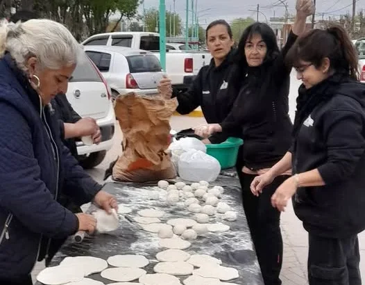 Catriel: municipales reclaman frente al municipio. «No llegamos a fin de mes»