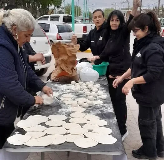 Catriel: municipales reclaman frente al municipio. «No llegamos a fin de mes»