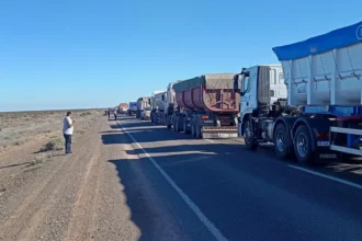 Ruta 151 cortada por choque entre camiones y derrame de combustible. No hubo heridos