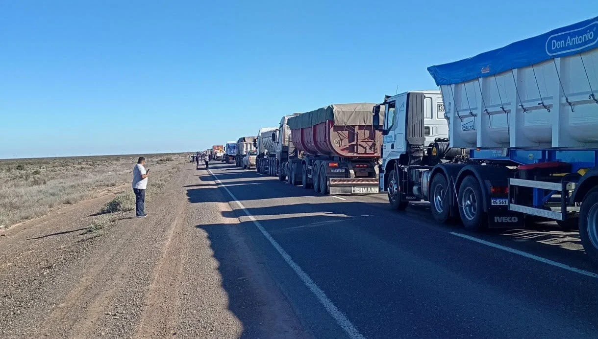 Ruta 151 cortada por choque entre camiones y derrame de combustible. No hubo heridos