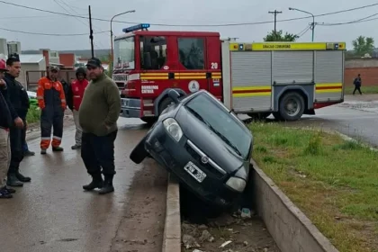 Catriel: mujer cayó a un desagüe pluvial. No sufrió heridas (video)