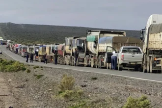 Ruta 151: camión atascado en la banquina provocó demoras en el tránsito