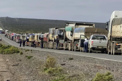 Ruta 151: camión atascado en la banquina provocó demoras en el tránsito