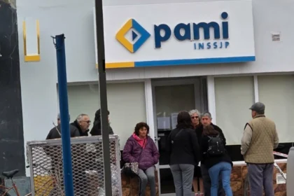 Catriel: abuelos esperan por horas ser atendidos en PAMI