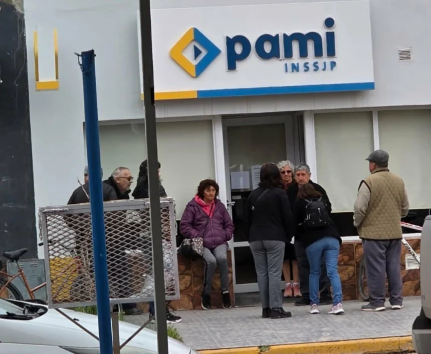 Catriel: abuelos esperan por horas ser atendidos en PAMI